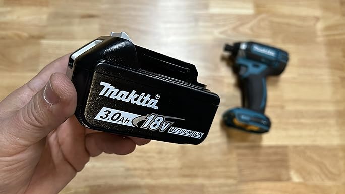 Makita BL1830B 18V LXT Lithium-Ion 3.0Ah Battery, Black